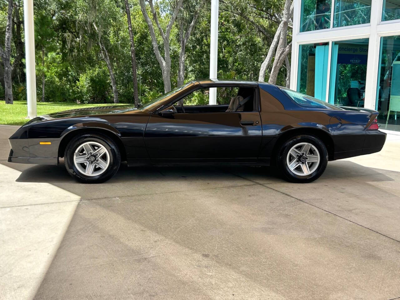 Chevrolet-Camaro-Coupe-1983-10