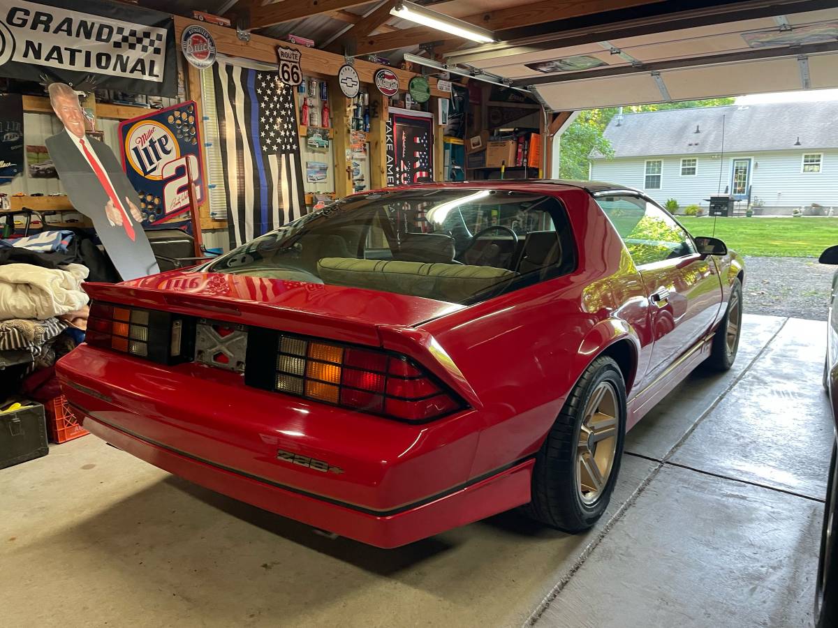 Chevrolet-Camaro-iroc-z28-1987-7