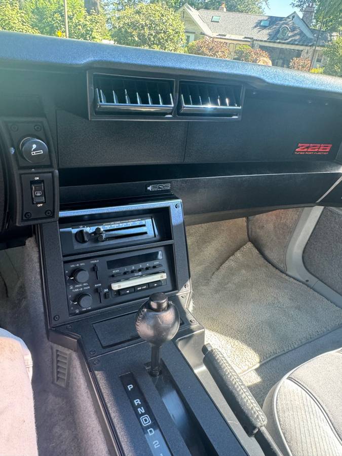 Chevrolet-Camaro-z28-1985-3