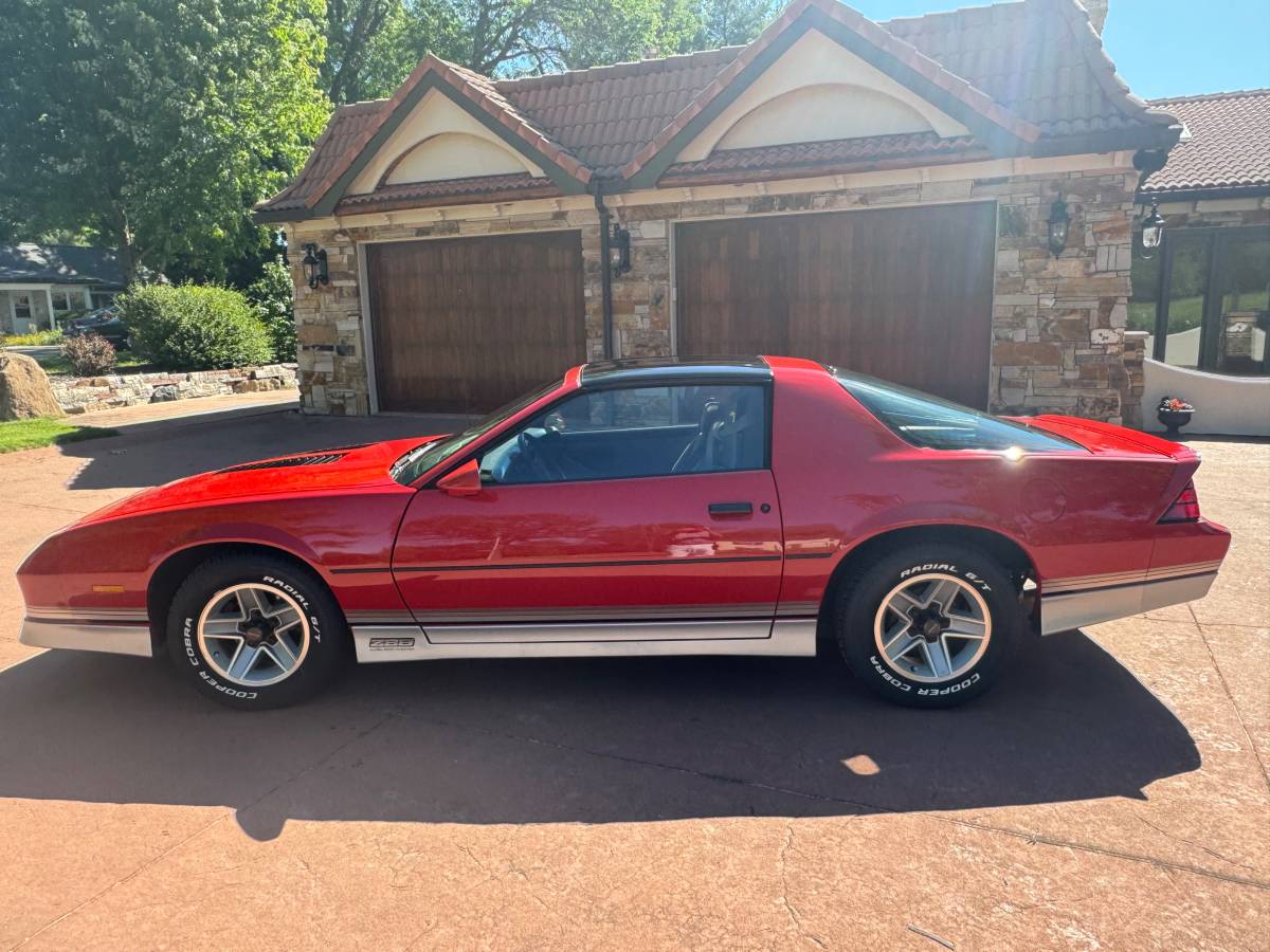 Chevrolet-Camaro-z28-1985-6