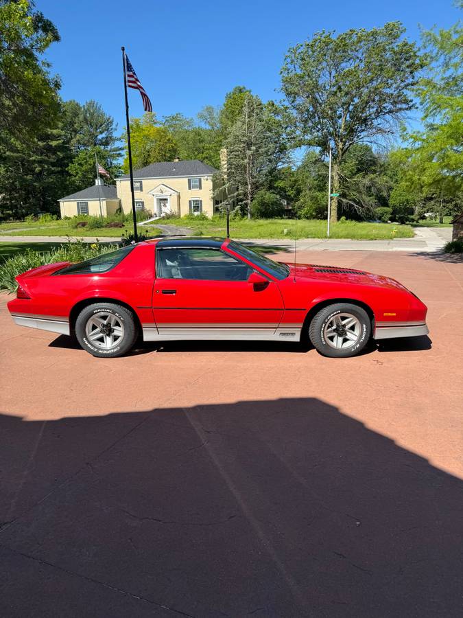 Chevrolet-Camaro-z28-1985-7