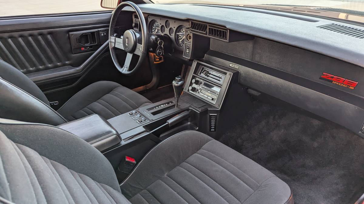 Chevrolet-Camaro-z28-1988-11