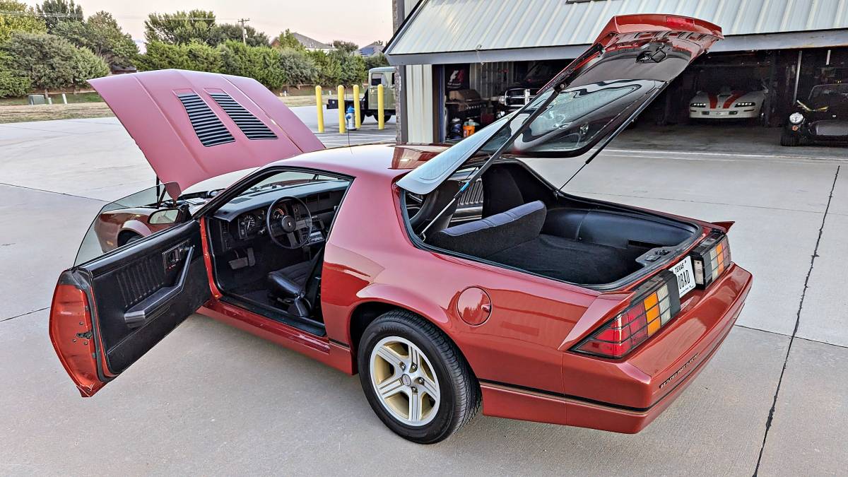 Chevrolet-Camaro-z28-1988-15