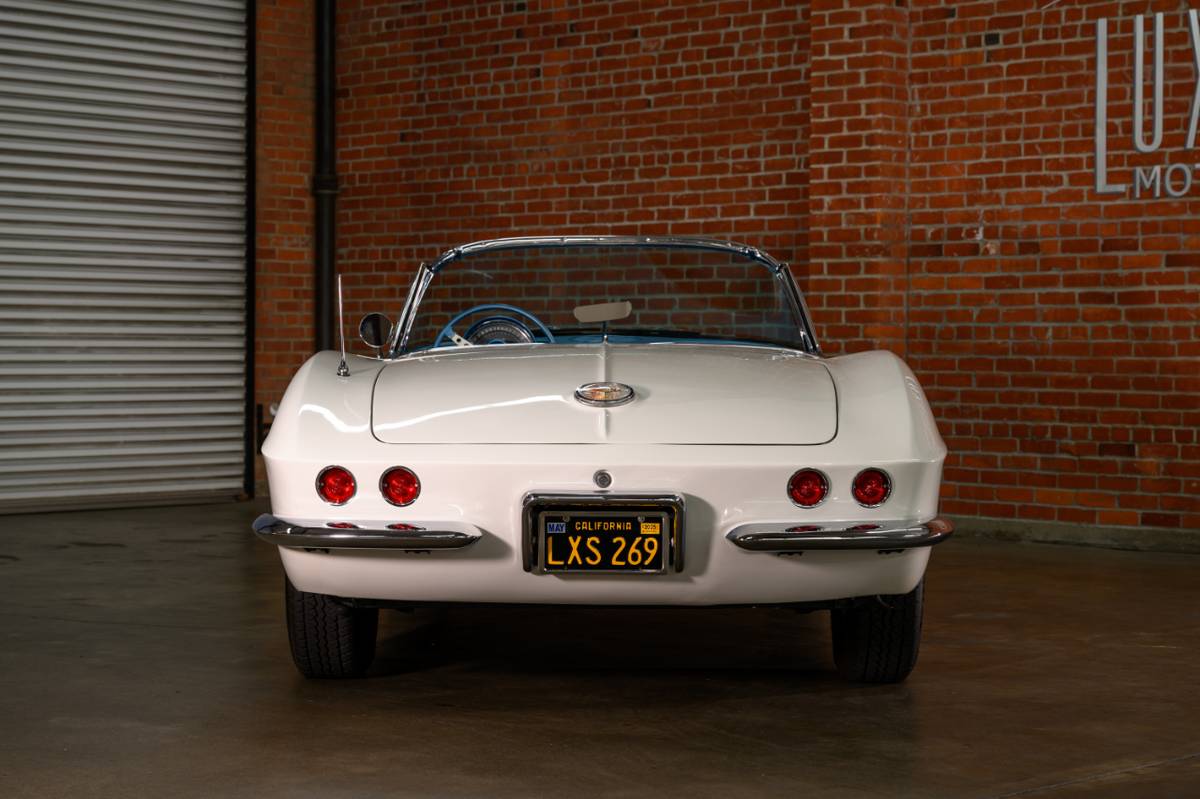 Chevrolet-Corvette-1961-13