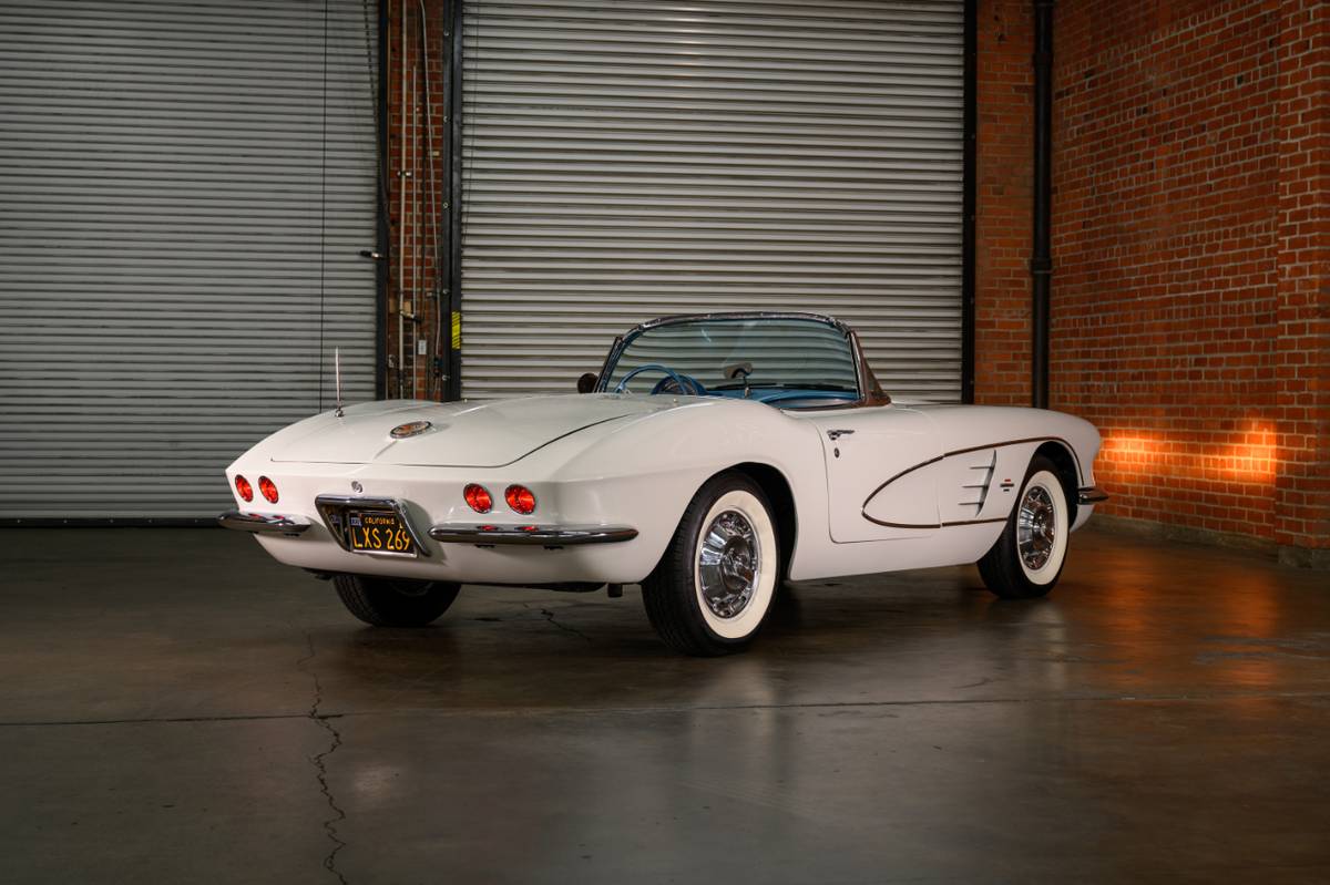 Chevrolet-Corvette-1961-14