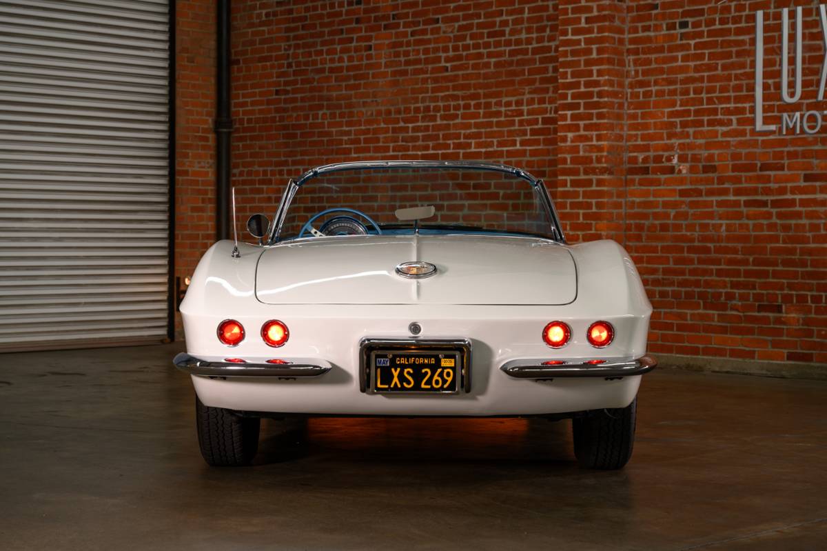 Chevrolet-Corvette-1961-23