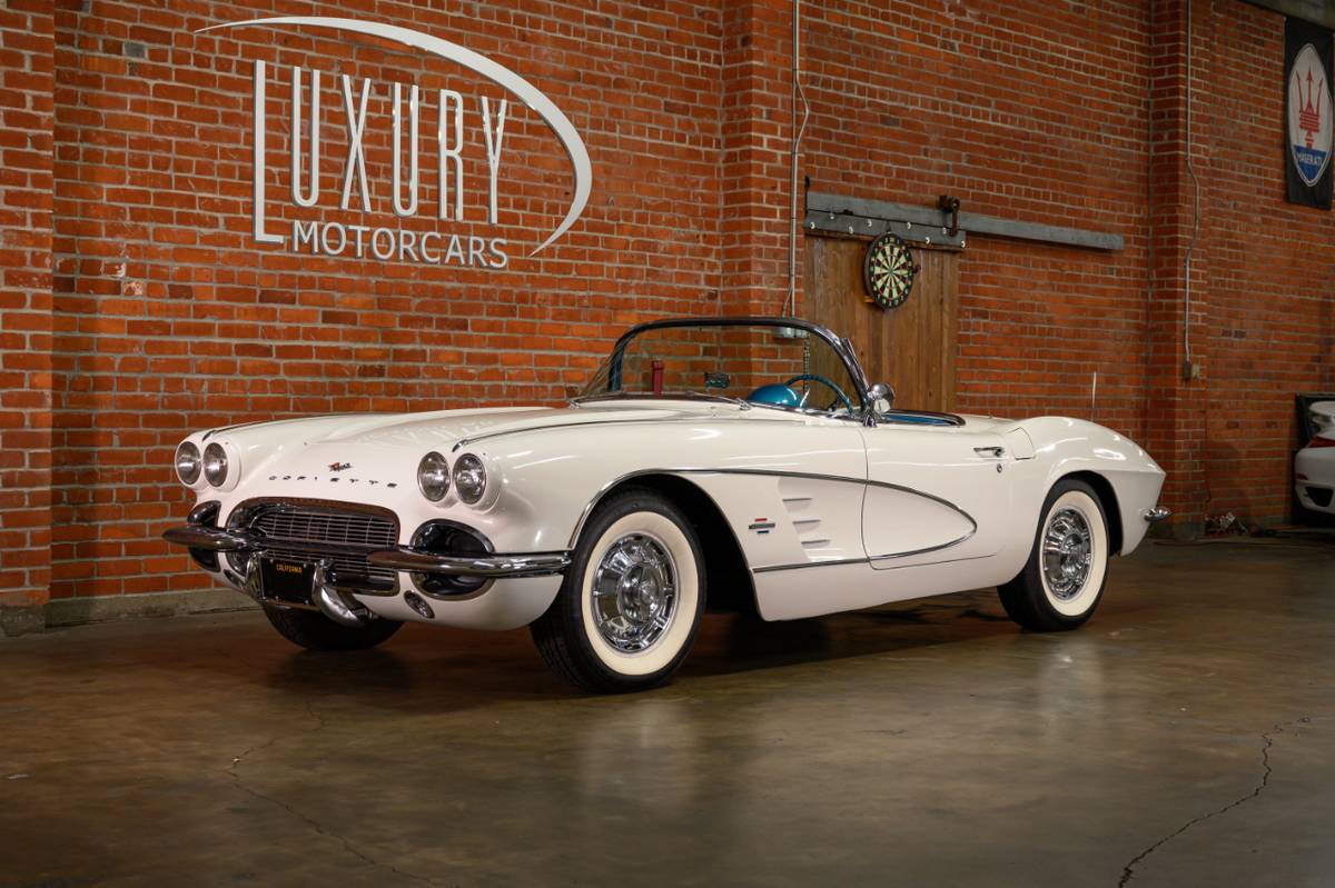 Chevrolet-Corvette-1961-4