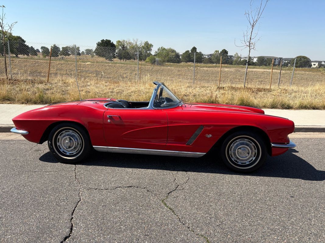 Chevrolet-Corvette-1962-2