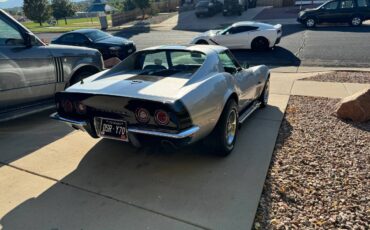 Chevrolet-Corvette-1969-2