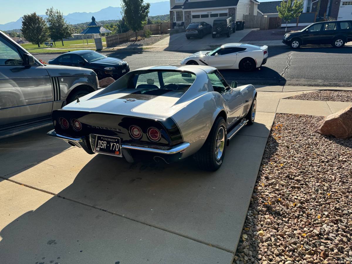 Chevrolet-Corvette-1969-2