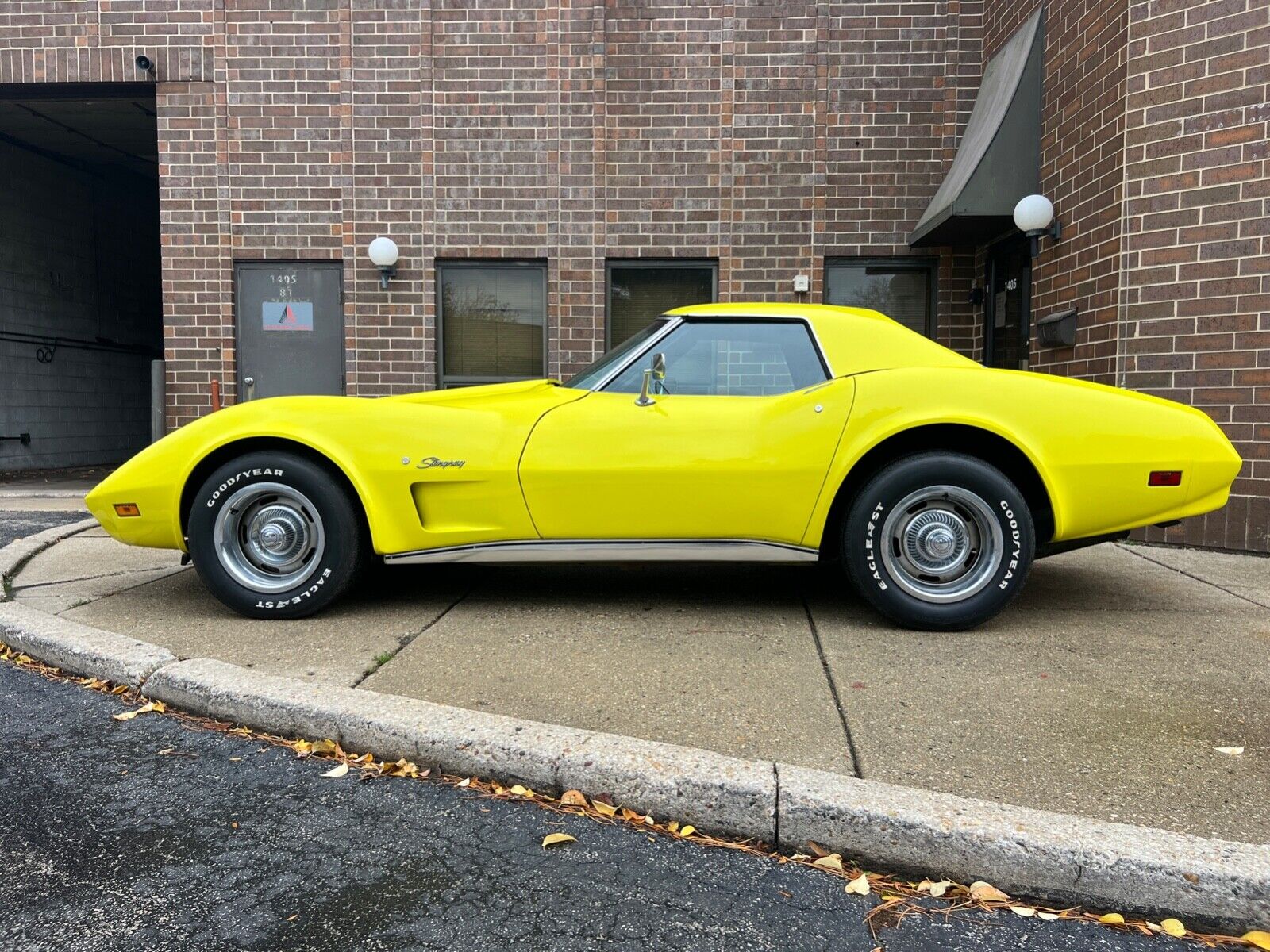 Chevrolet-Corvette-1974-2