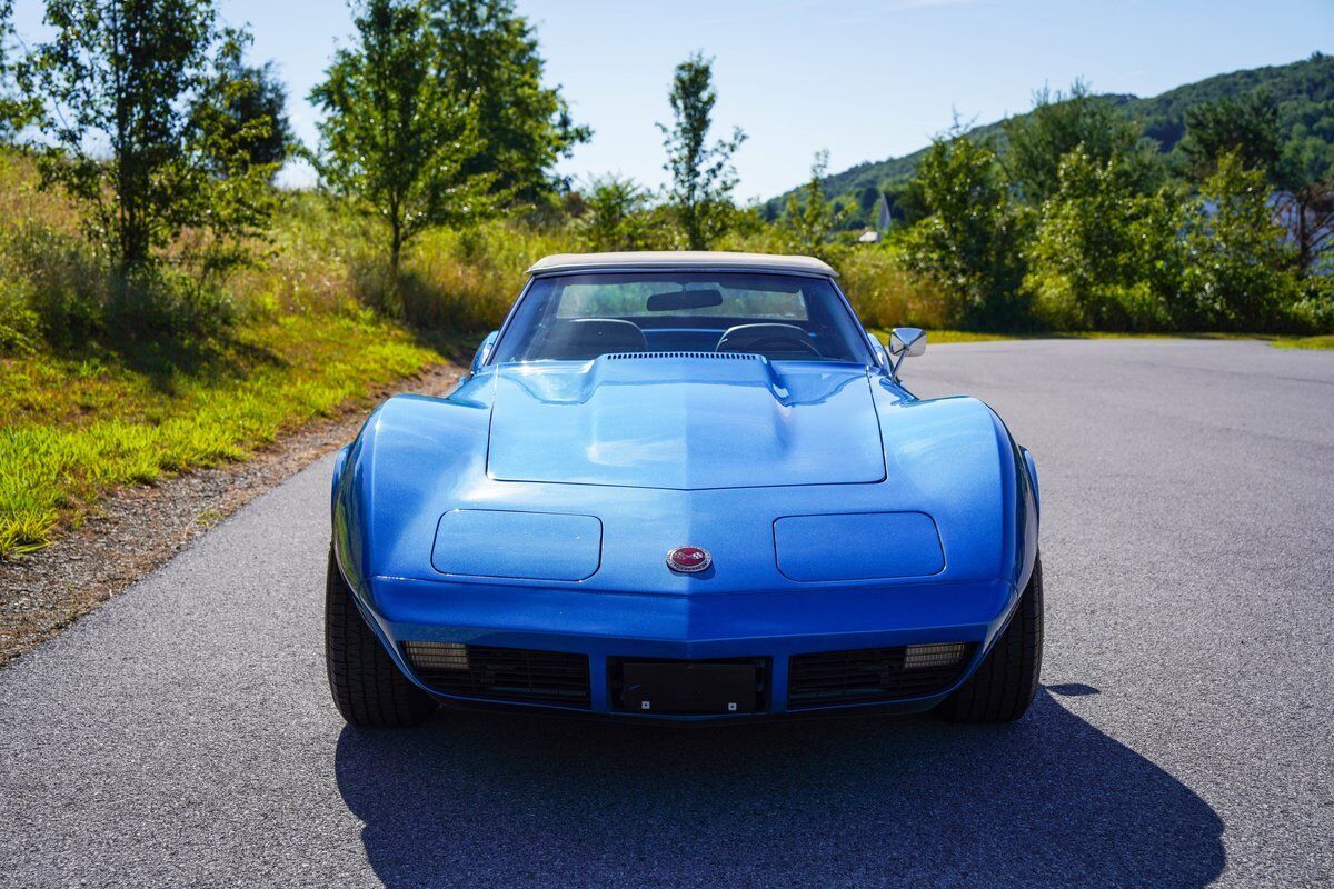 Chevrolet-Corvette-1974-3