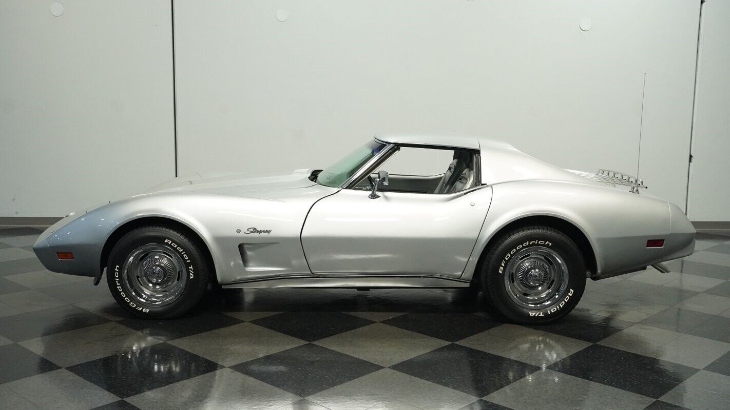 Chevrolet-Corvette-1975-2