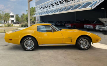 Chevrolet-Corvette-1975-2