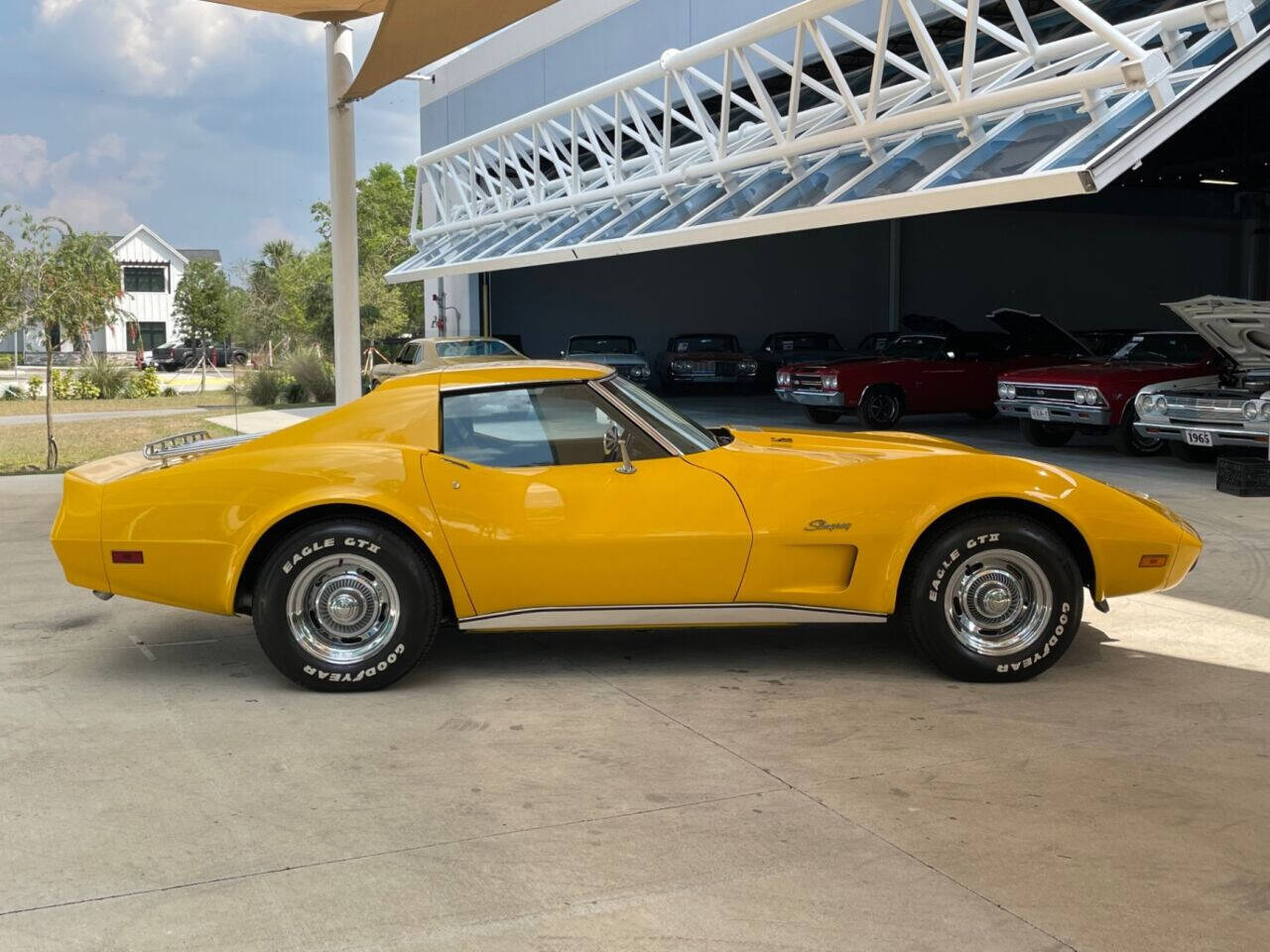 Chevrolet-Corvette-1975-2