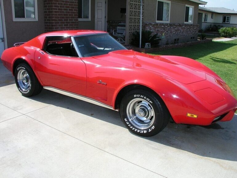 Chevrolet-Corvette-1975-3