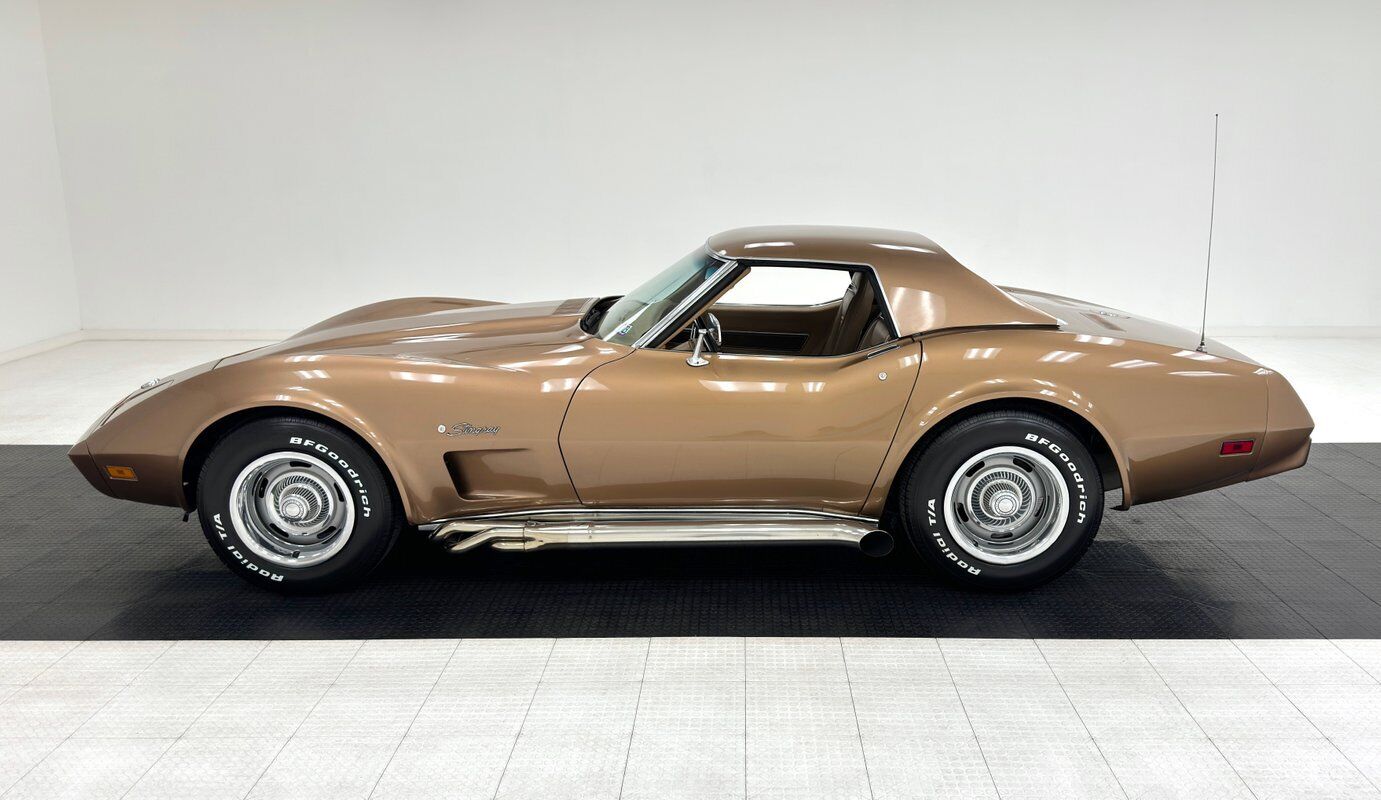 Chevrolet-Corvette-1975-3