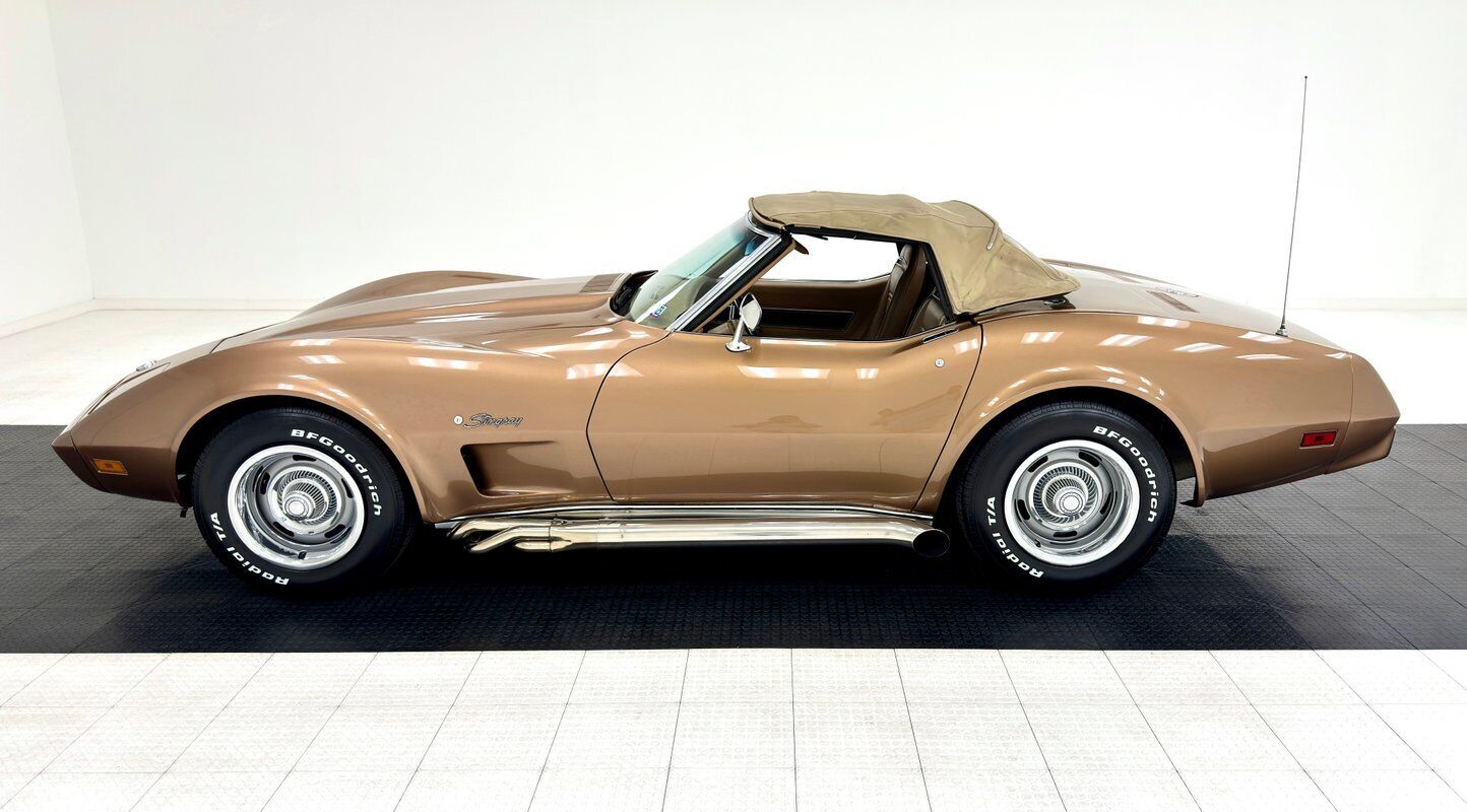 Chevrolet-Corvette-1975-4