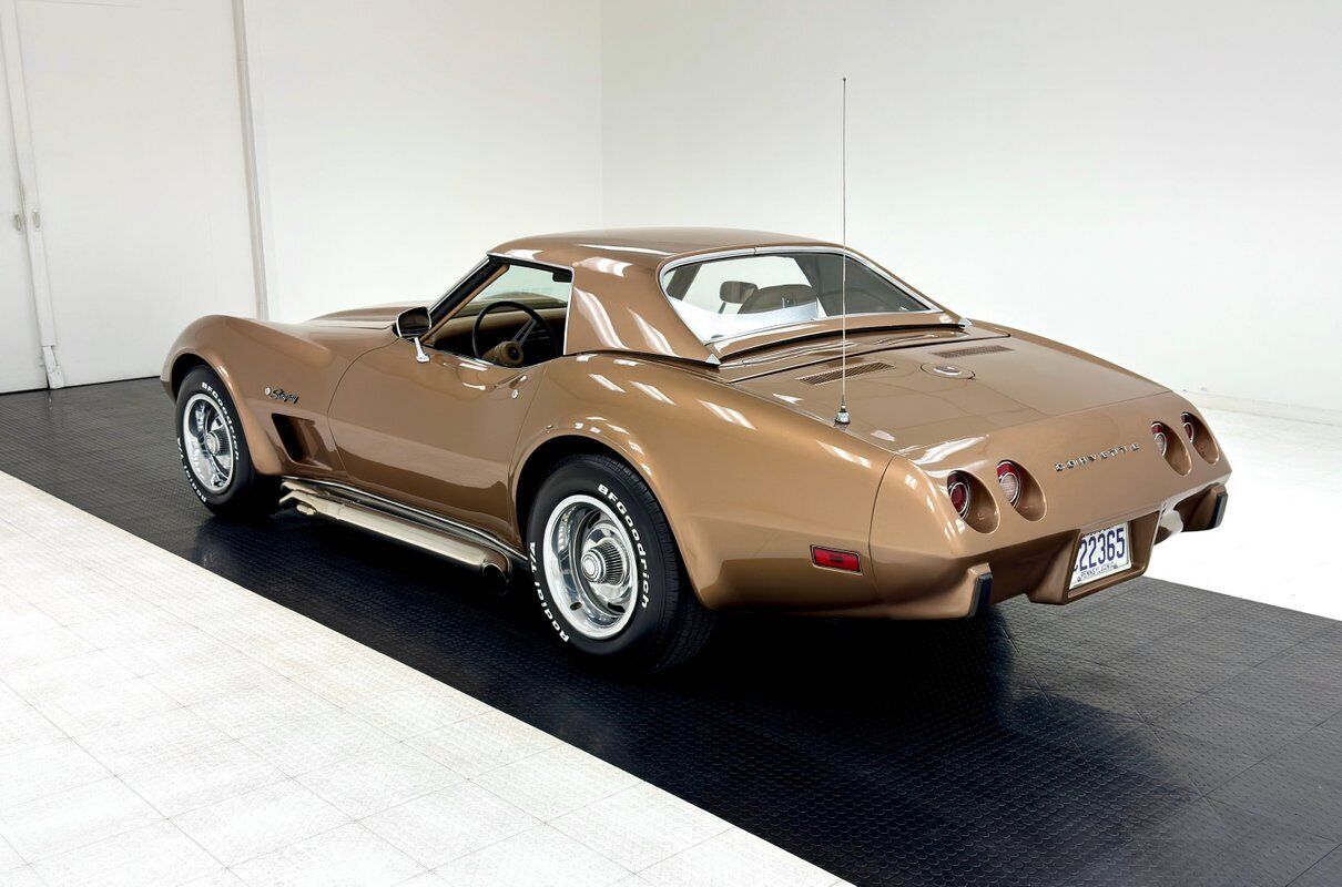 Chevrolet-Corvette-1975-6