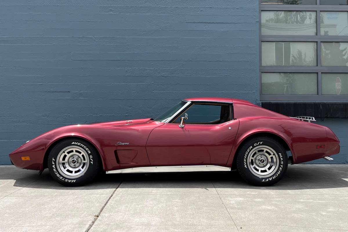 Chevrolet-Corvette-1975-7