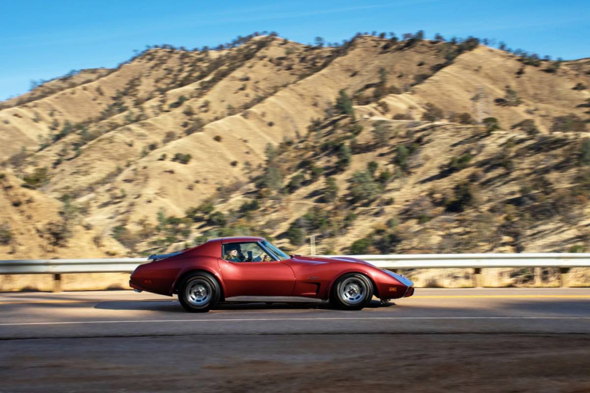 Chevrolet-Corvette-1975-8