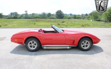 Chevrolet-Corvette-1975-8