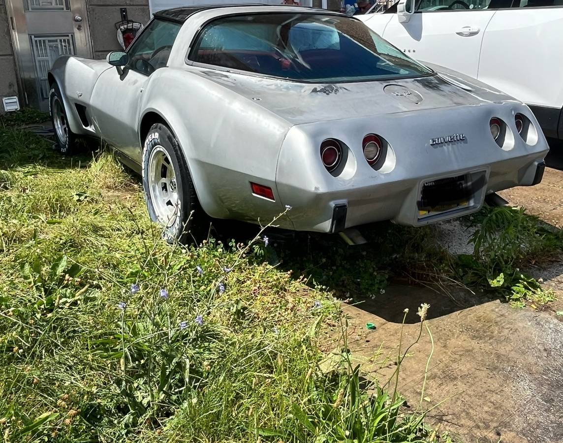 Chevrolet-Corvette-1979-2