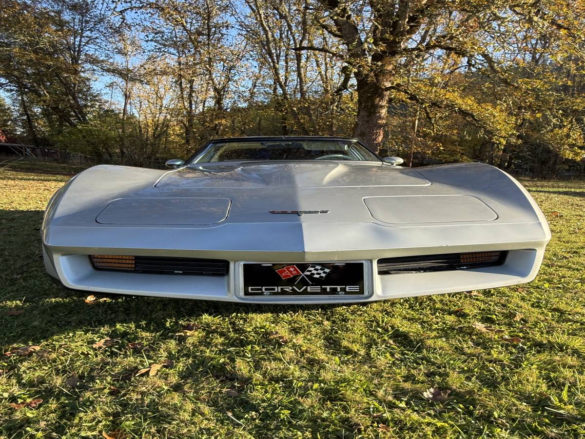 Chevrolet-Corvette-1980-1