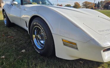 Chevrolet-Corvette-1980-1