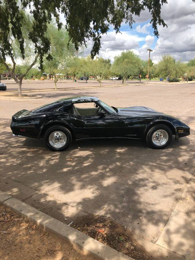 Chevrolet-Corvette-1980-2