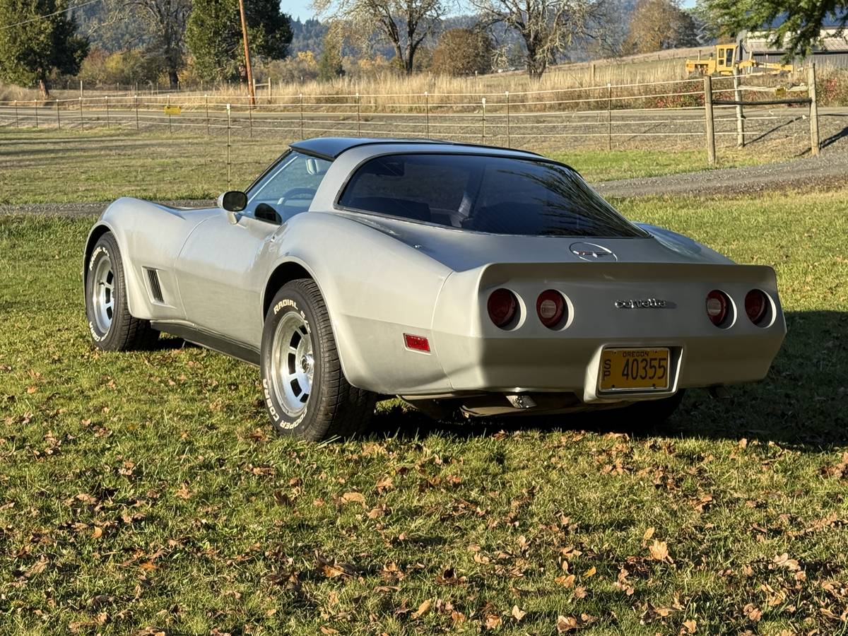 Chevrolet-Corvette-1980-2