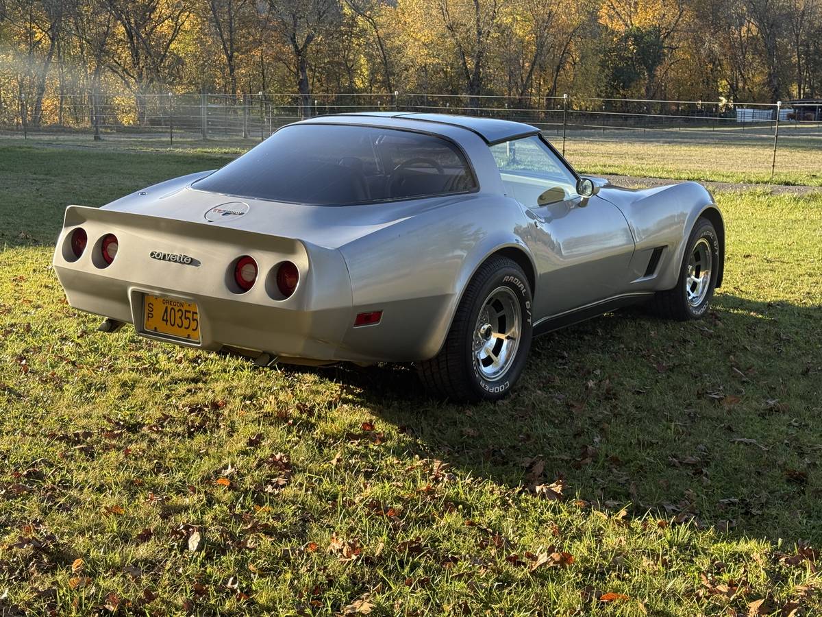 Chevrolet-Corvette-1980-3