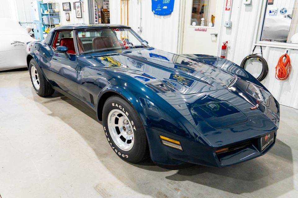 Chevrolet-Corvette-1981-15