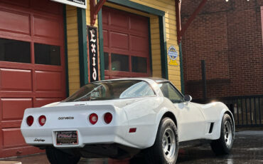 Chevrolet-Corvette-1981-2