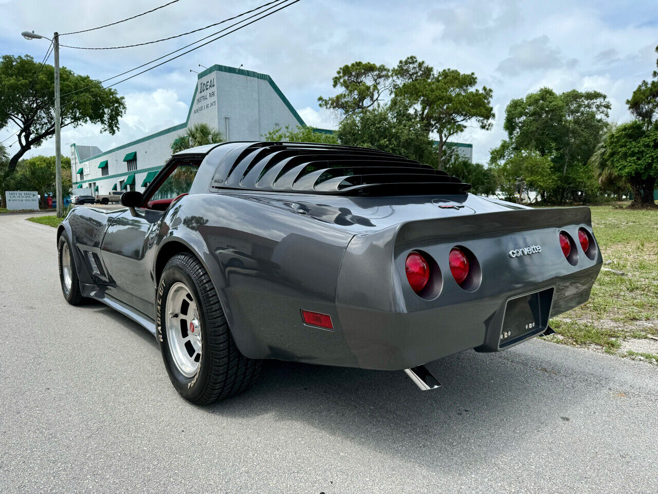 Chevrolet-Corvette-1981-2