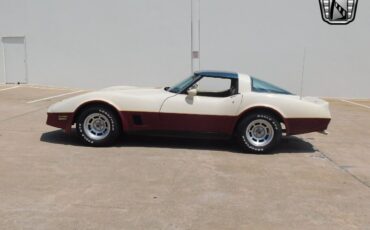 Chevrolet-Corvette-1981-2