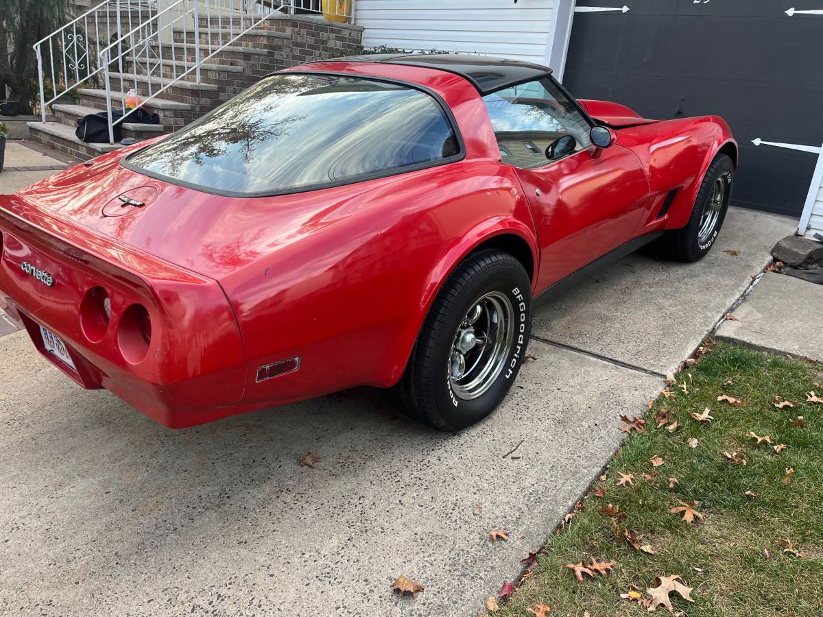 Chevrolet-Corvette-1981-2