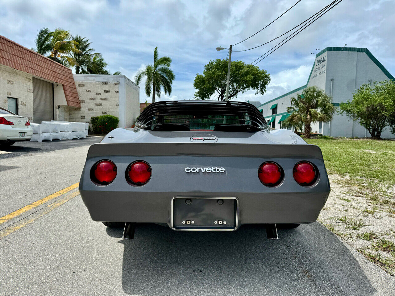 Chevrolet-Corvette-1981-3