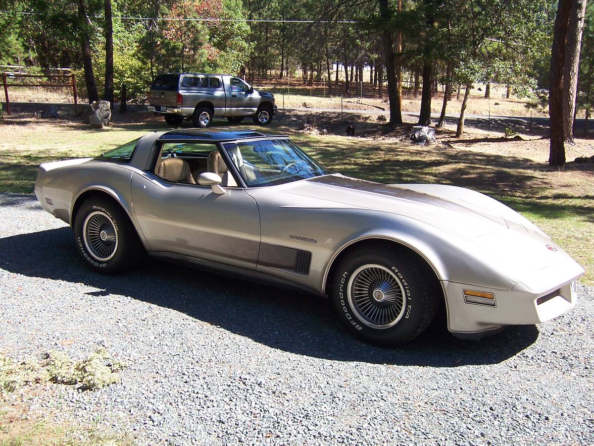 Chevrolet-Corvette-1982-1