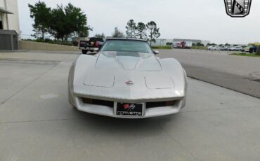 Chevrolet-Corvette-1982-2