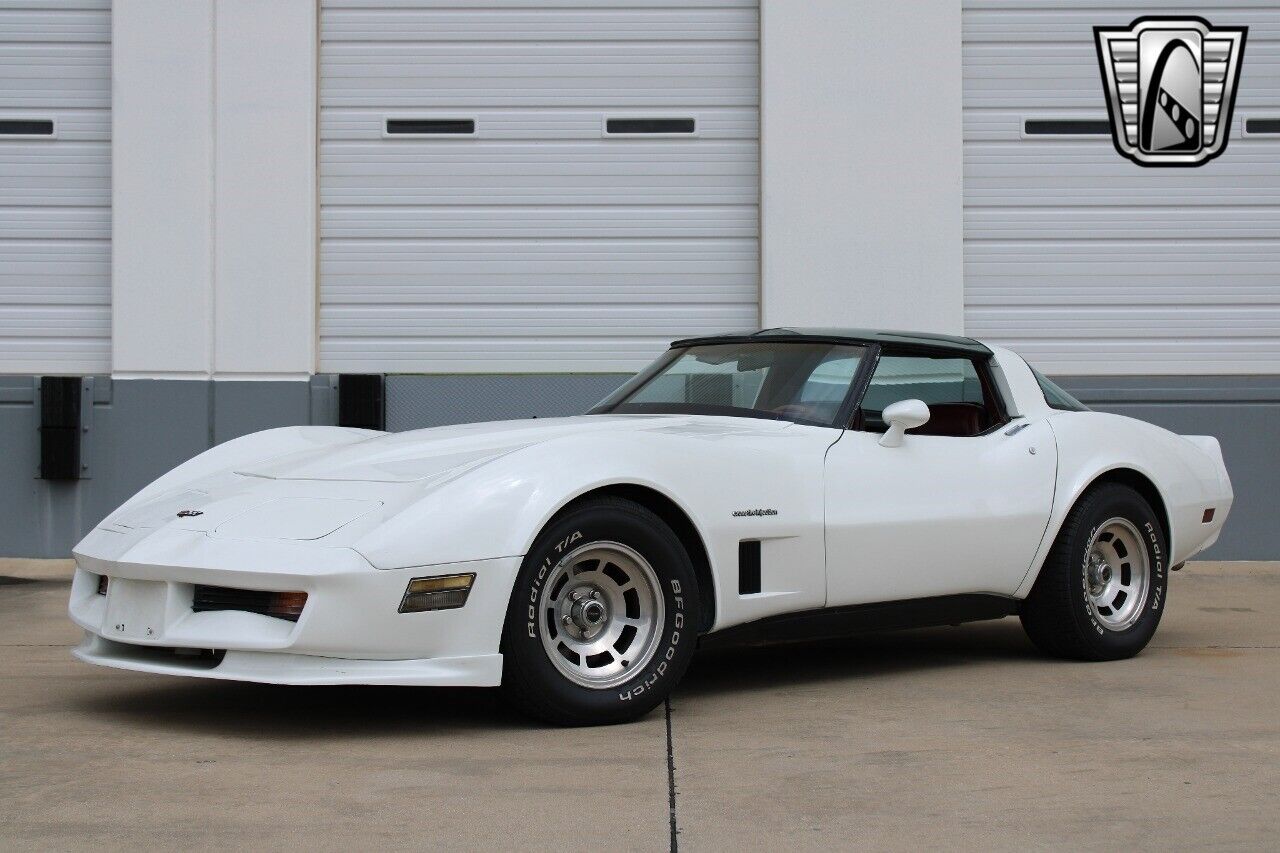 Chevrolet-Corvette-1982-2