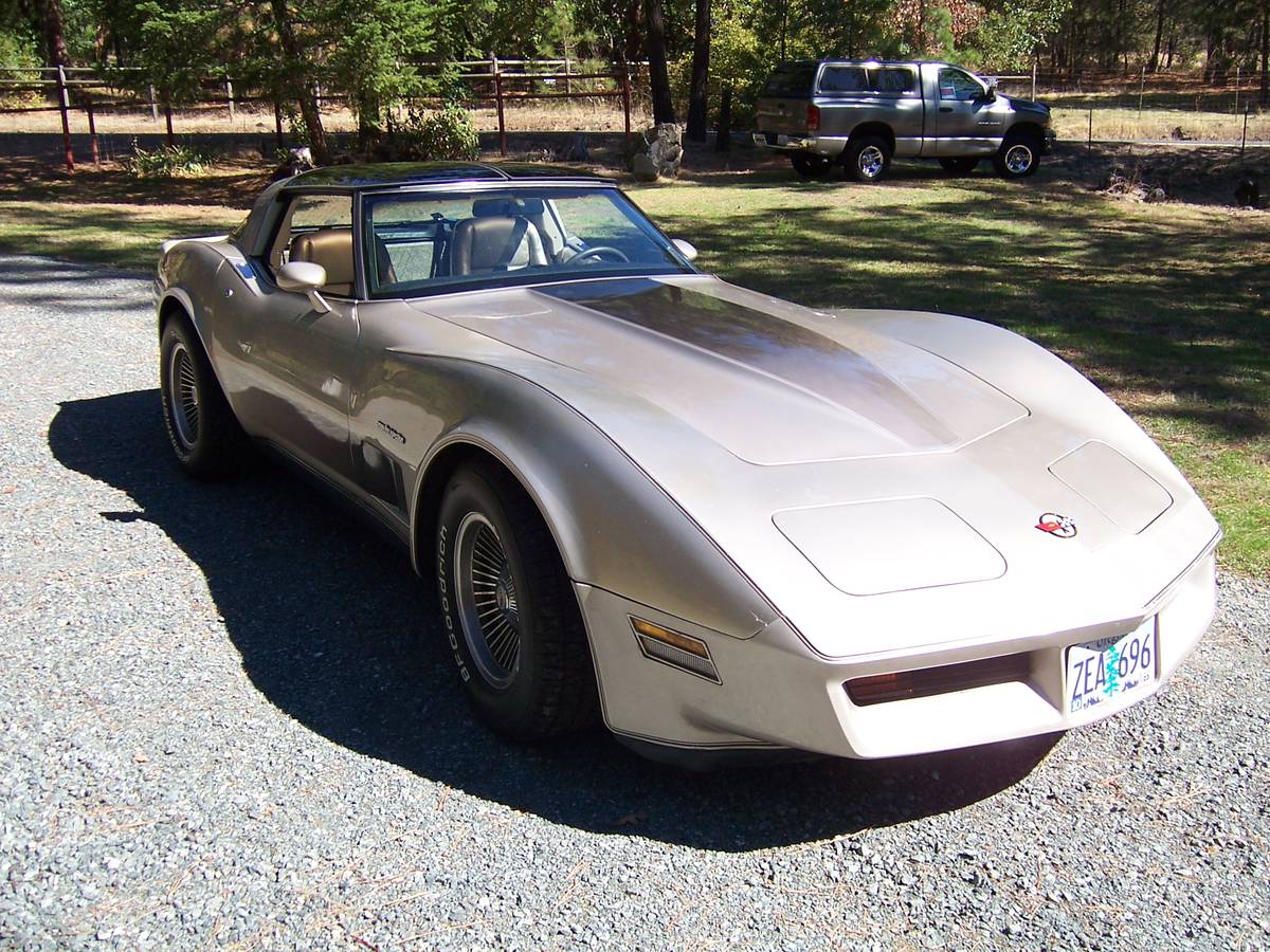 Chevrolet-Corvette-1982-2