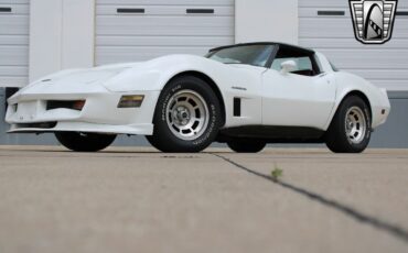 Chevrolet-Corvette-1982-3