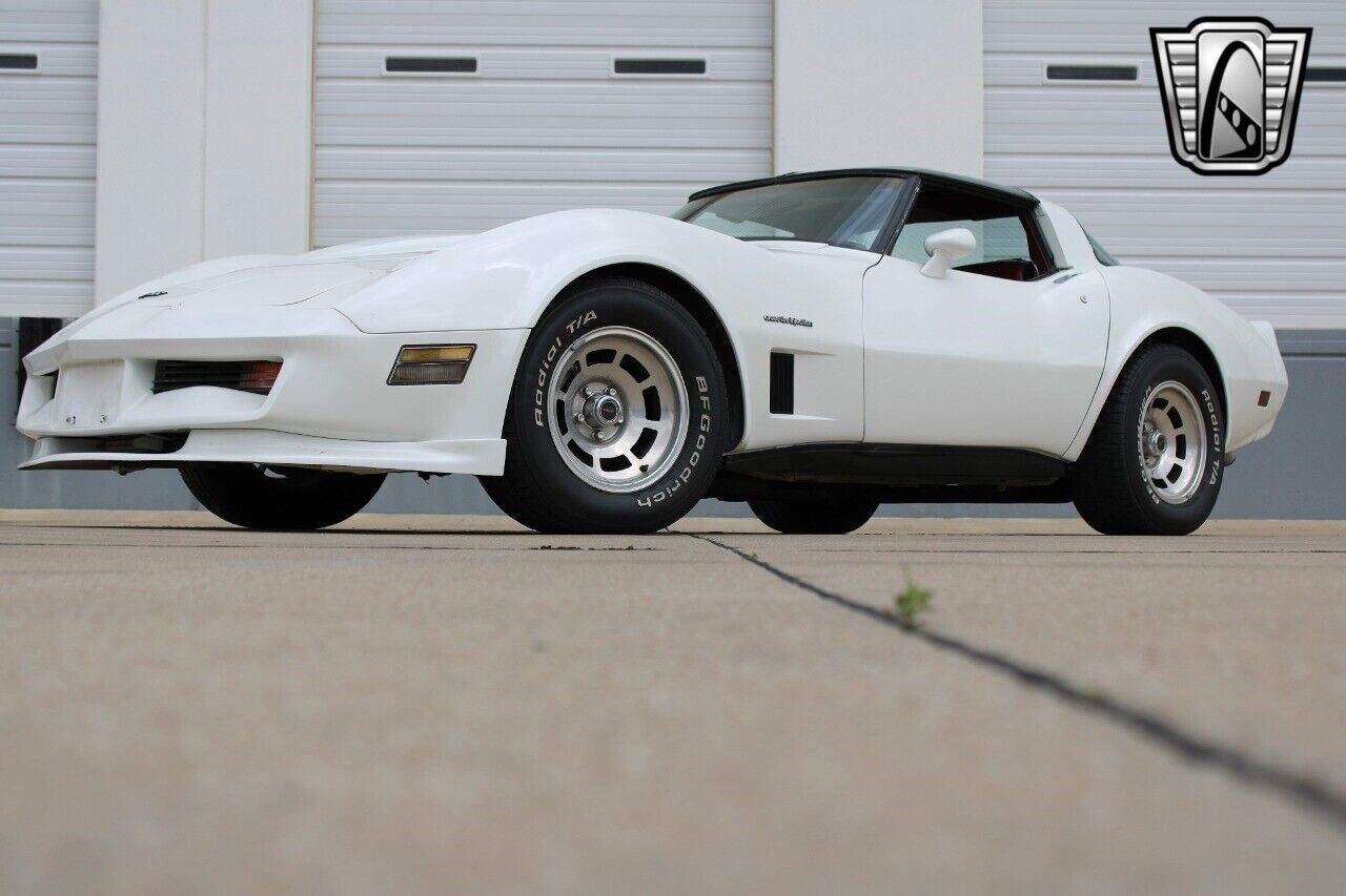 Chevrolet-Corvette-1982-3