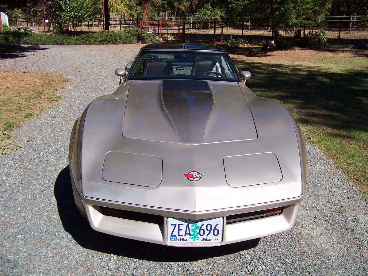 Chevrolet-Corvette-1982-3