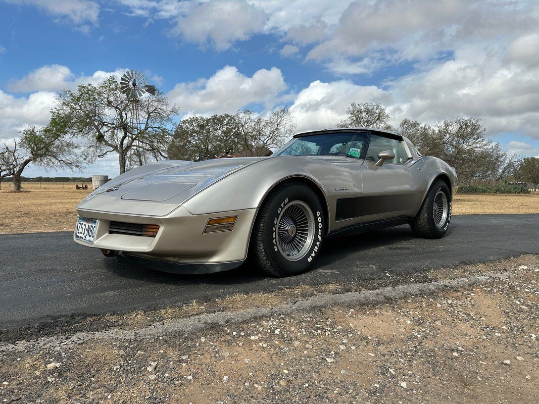 Chevrolet-Corvette-1982-3