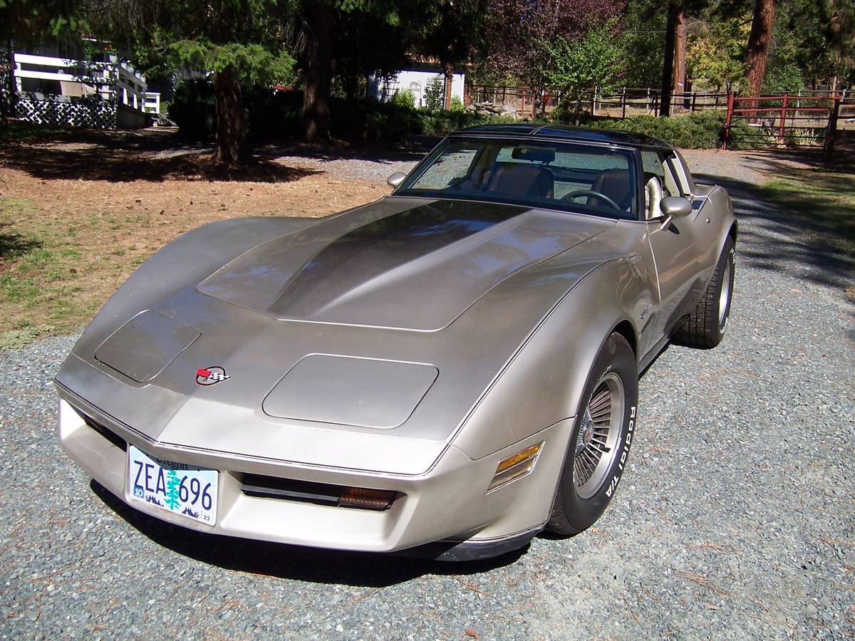 Chevrolet-Corvette-1982-4