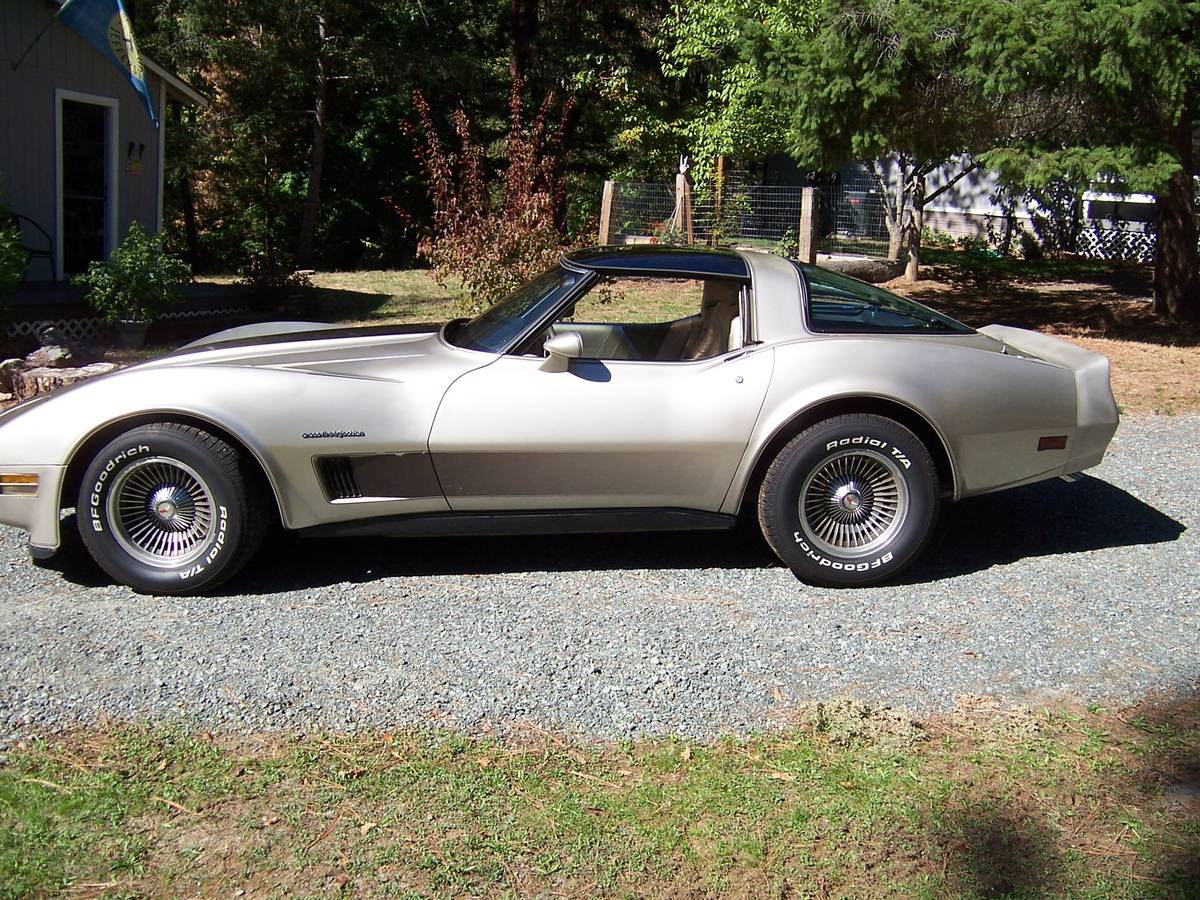 Chevrolet-Corvette-1982