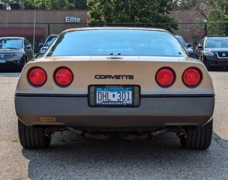 Chevrolet-Corvette-1984-9