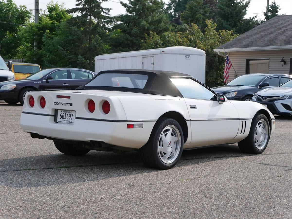 Chevrolet-Corvette-1988-3